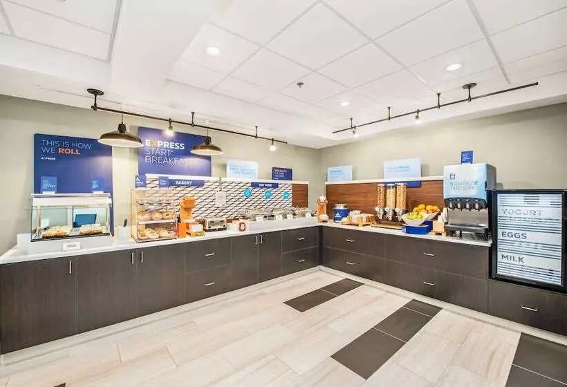 Отель Holiday Inn Express Delafield, An Ihg