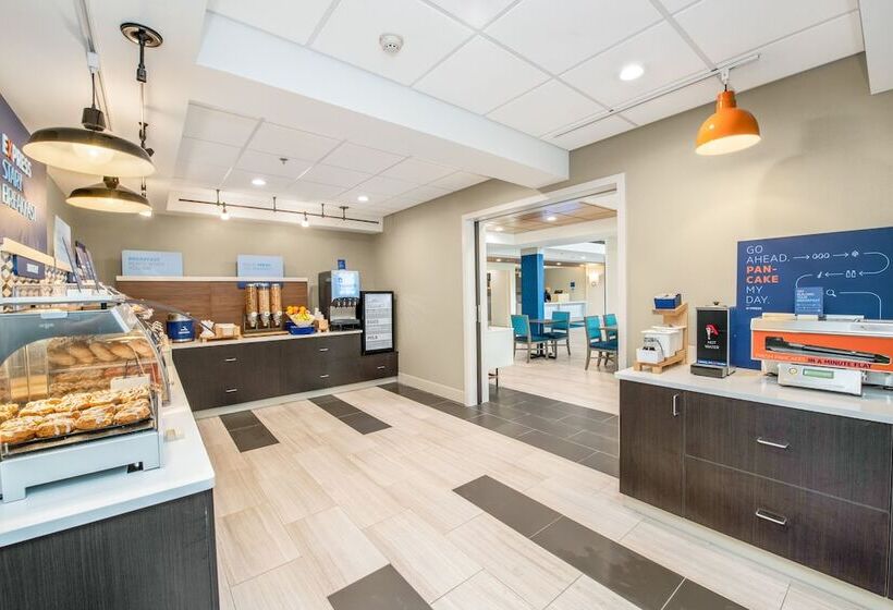 בית מלון כפרי Holiday Inn Express   Delafield, An Ihg