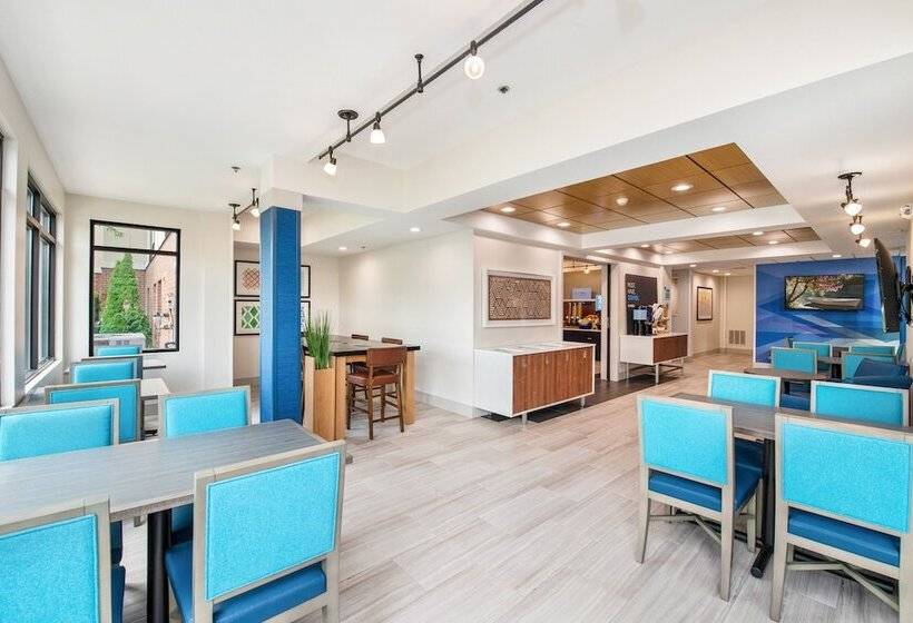 בית מלון כפרי Holiday Inn Express   Delafield, An Ihg