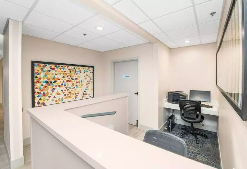 Отель Holiday Inn Express Delafield, An Ihg