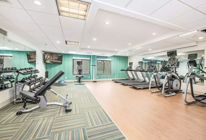 Отель Holiday Inn Express Delafield, An Ihg