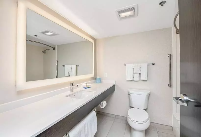 Отель Holiday Inn Express Delafield, An Ihg