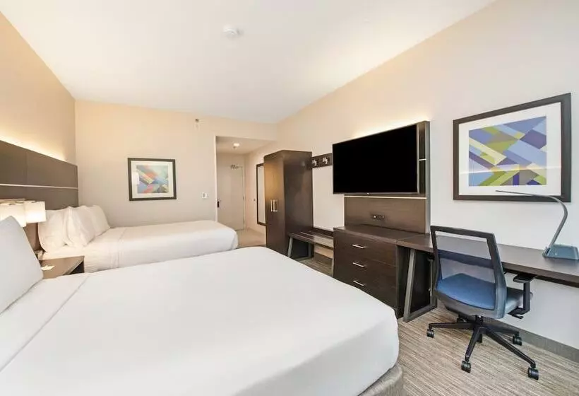 Отель Holiday Inn Express Delafield, An Ihg