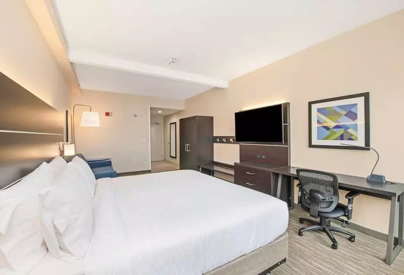 Отель Holiday Inn Express Delafield, An Ihg