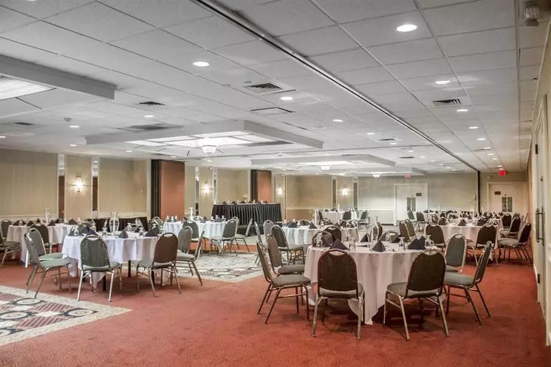 호텔 Norwood Inn Hudson Conference Center