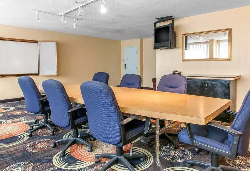 בית מלון כפרי Quality Inn Conference Center Logansport