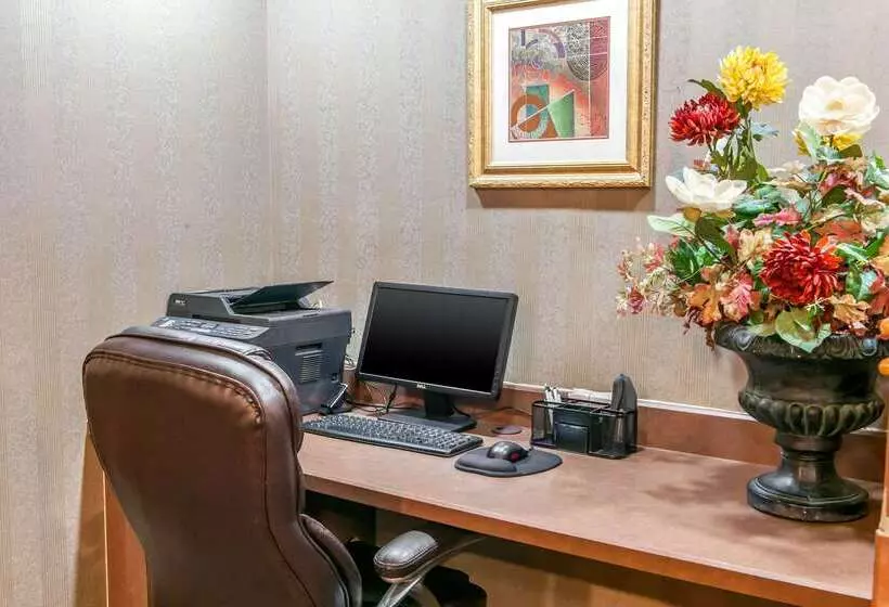 בית מלון כפרי Quality Inn Conference Center Logansport