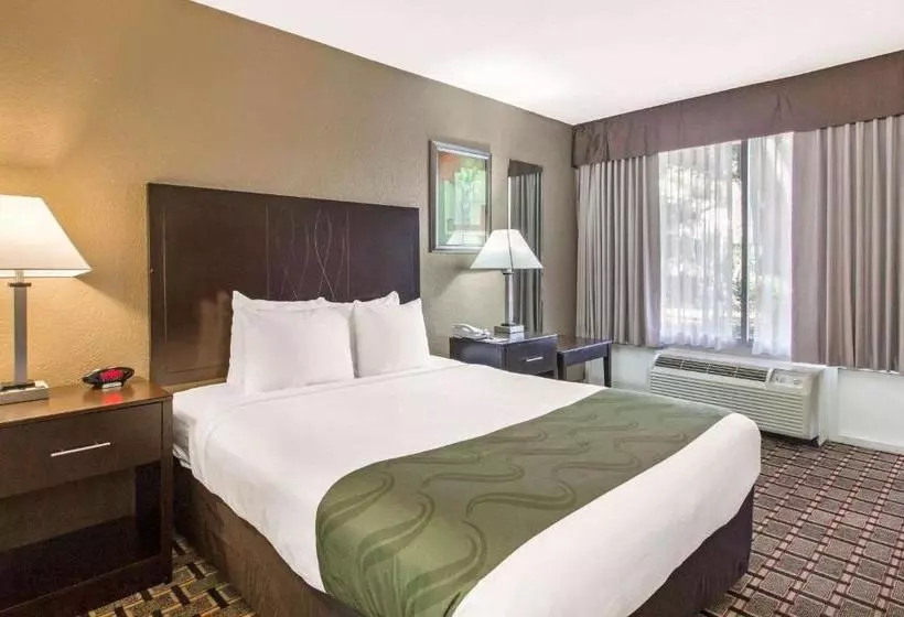 Hotelli Quality Inn & Conference Center