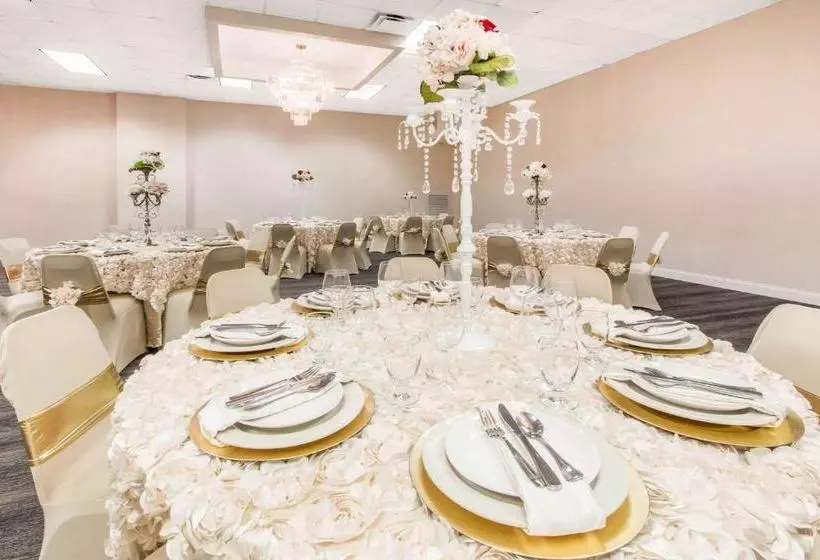 Hotelli Quality Inn & Conference Center