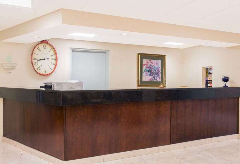 בית מלון כפרי Ramada By Wyndham Angola/fremont Area