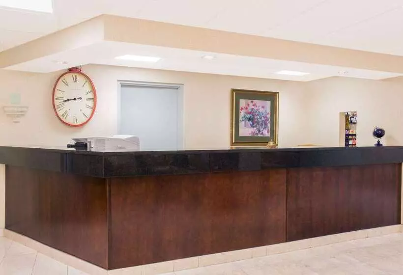 فندق Ramada By Wyndham Angola/fremont Area