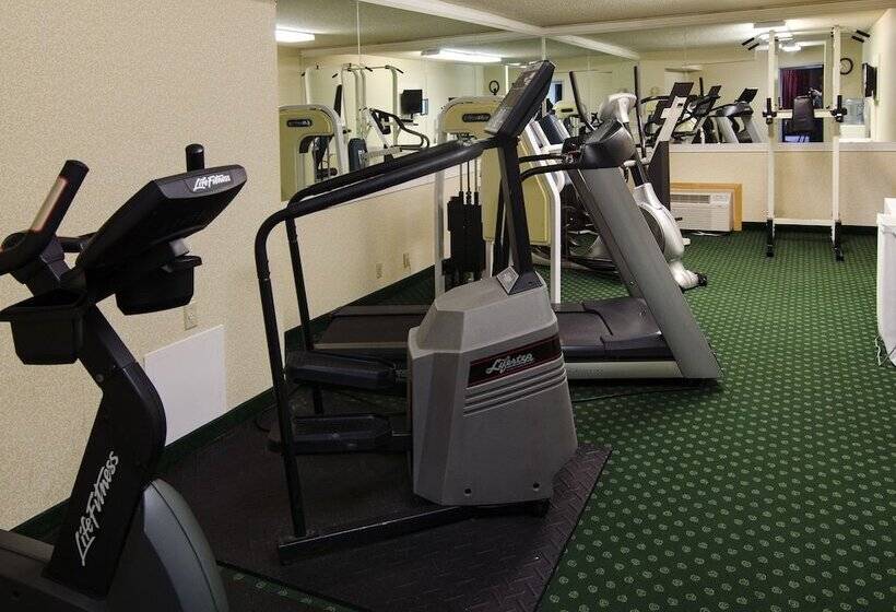 בית מלון כפרי Ramada By Wyndham Angola/fremont Area