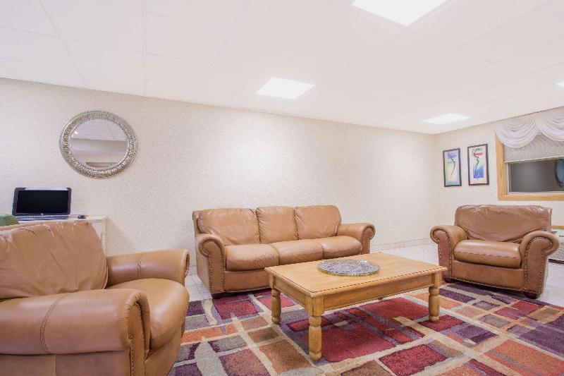 בית מלון כפרי Ramada By Wyndham Angola/fremont Area