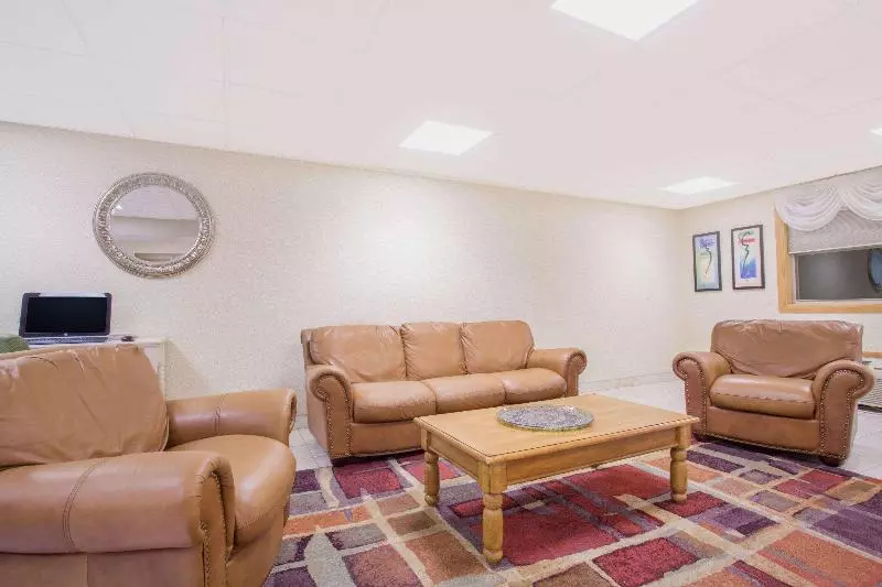 فندق Ramada By Wyndham Angola/fremont Area