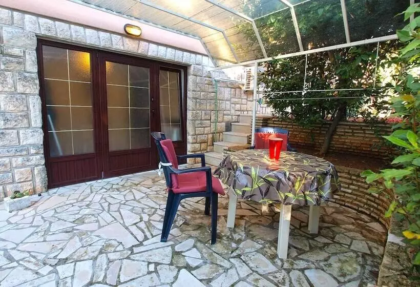 Apartment 845