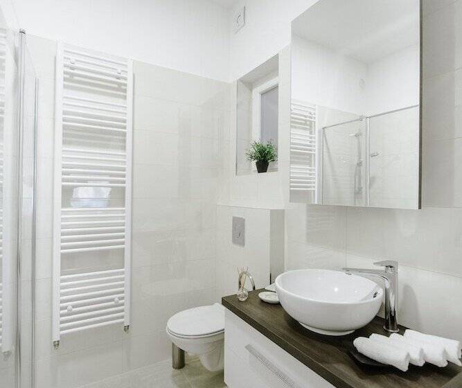 Apartment British Square With Parking