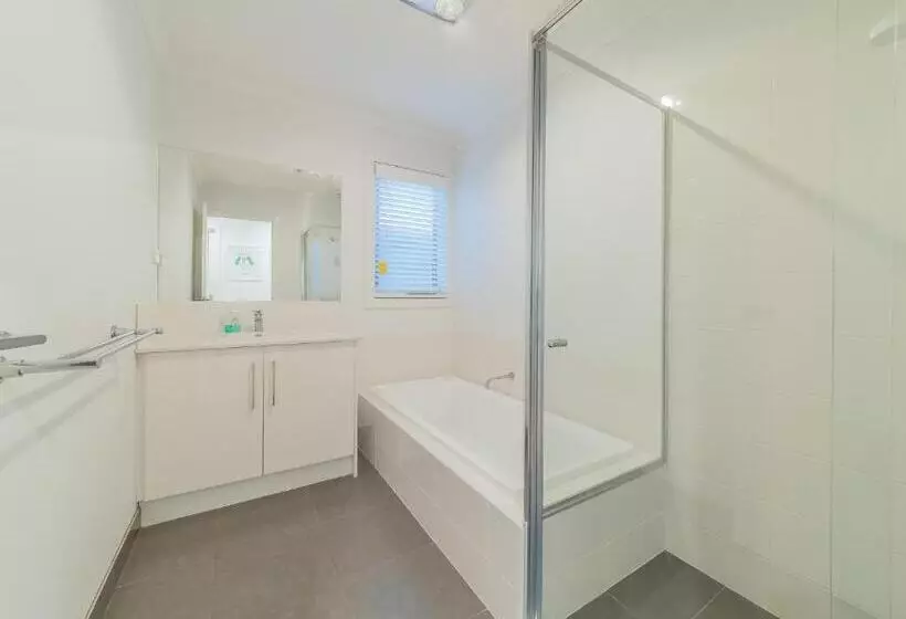 7 Boardwalk Boulevard, Cowes