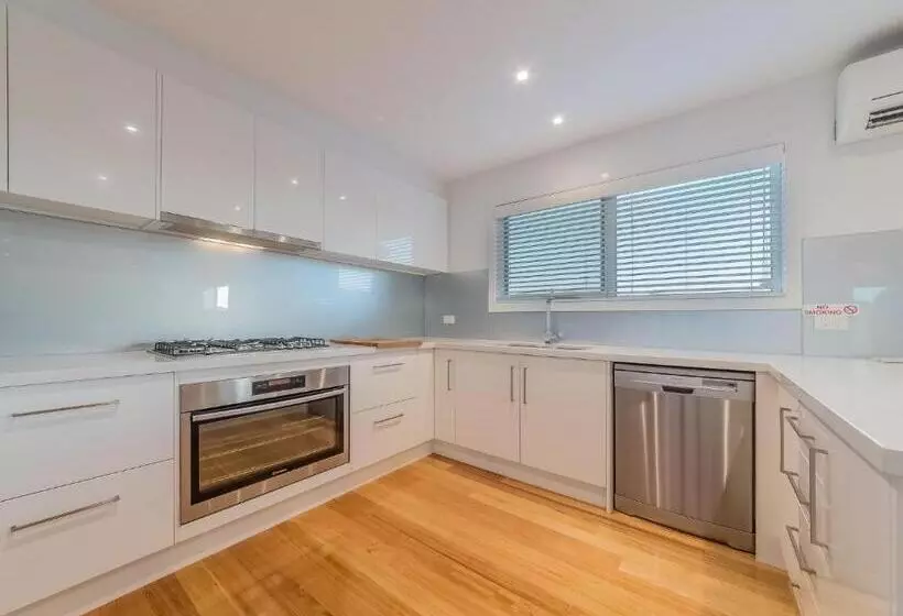 7 Boardwalk Boulevard, Cowes