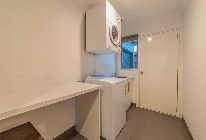 7 Boardwalk Boulevard, Cowes
