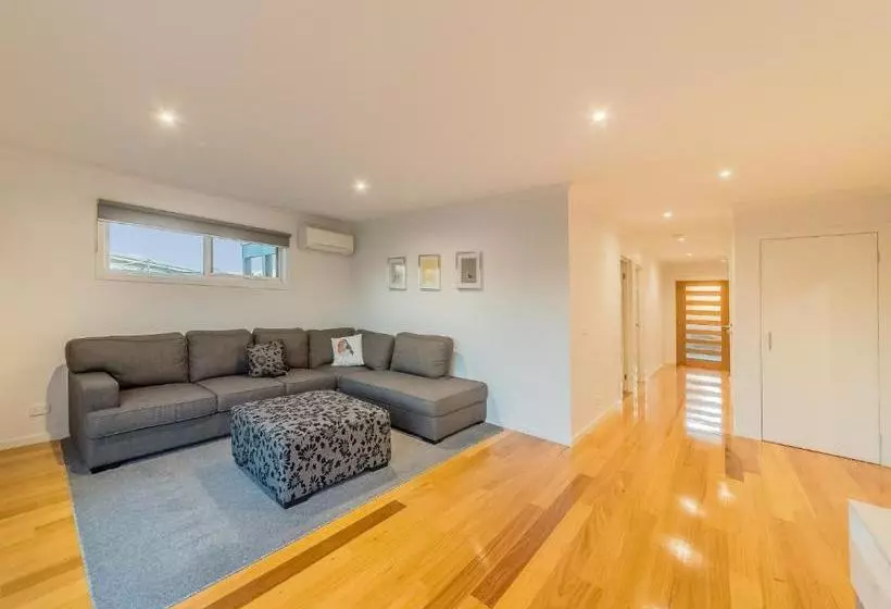 7 Boardwalk Boulevard, Cowes