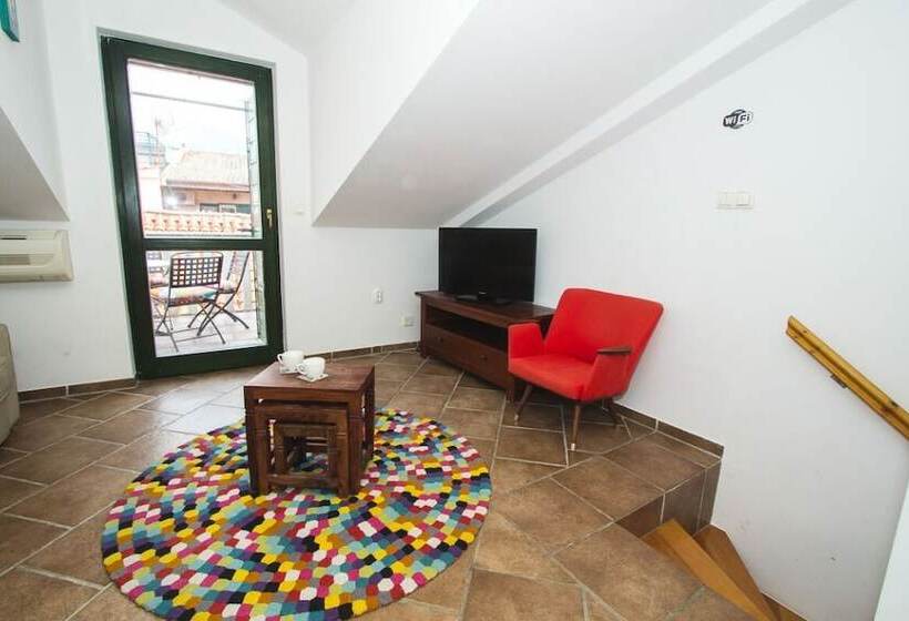 Jerry & Oli S Apartments