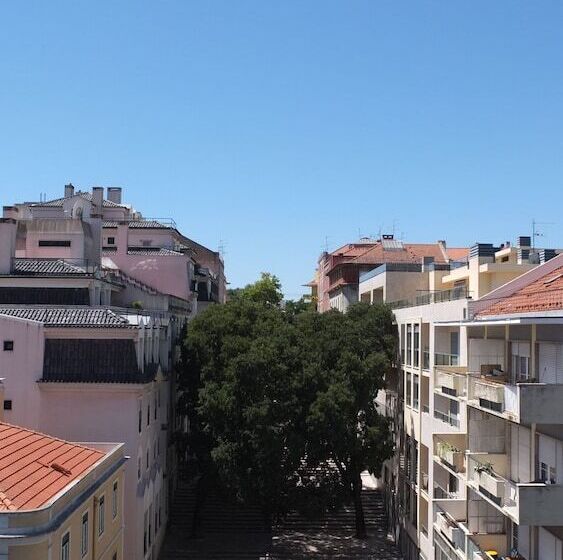 Quiet And Sunny Central Lisbon Apartment