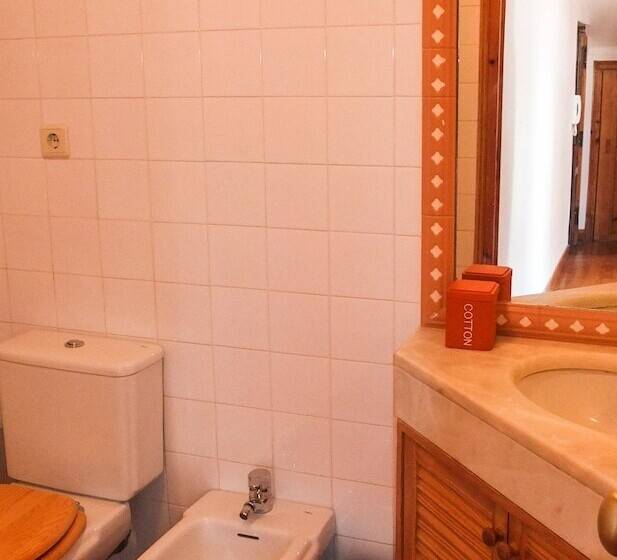 Quiet And Sunny Central Lisbon Apartment