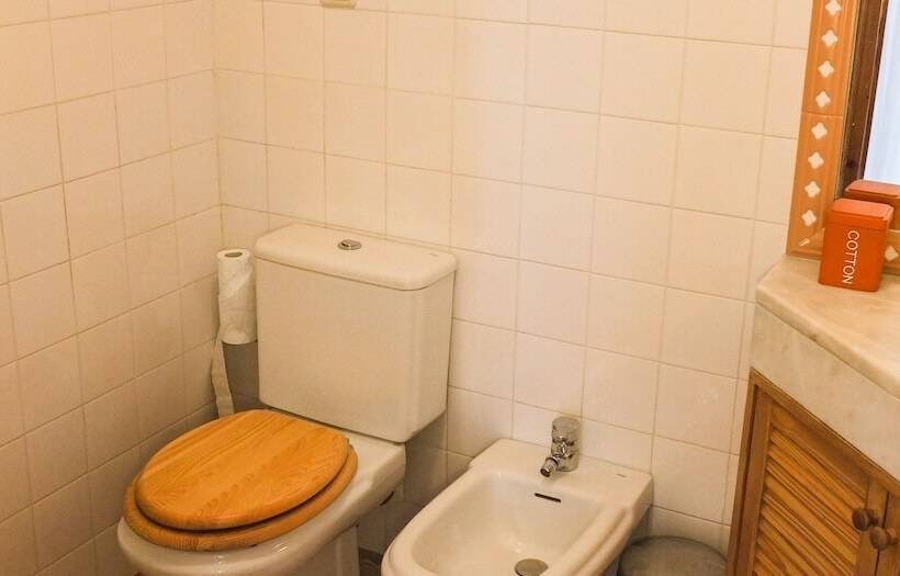 Quiet And Sunny Central Lisbon Apartment