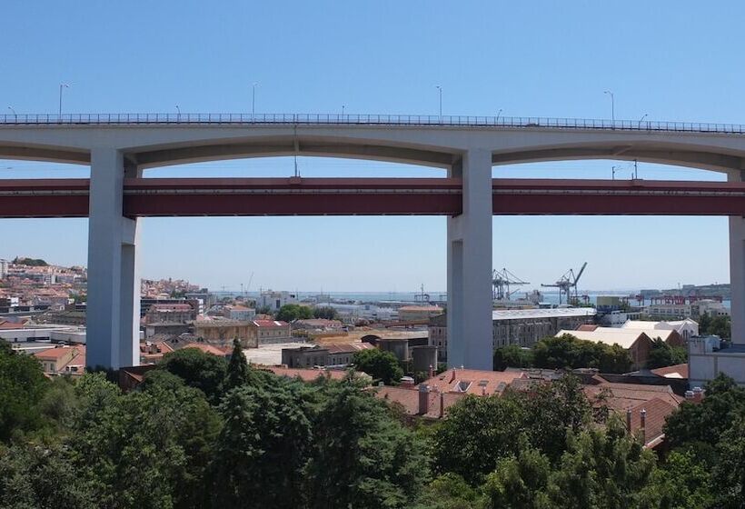 Quiet And Sunny Central Lisbon Apartment