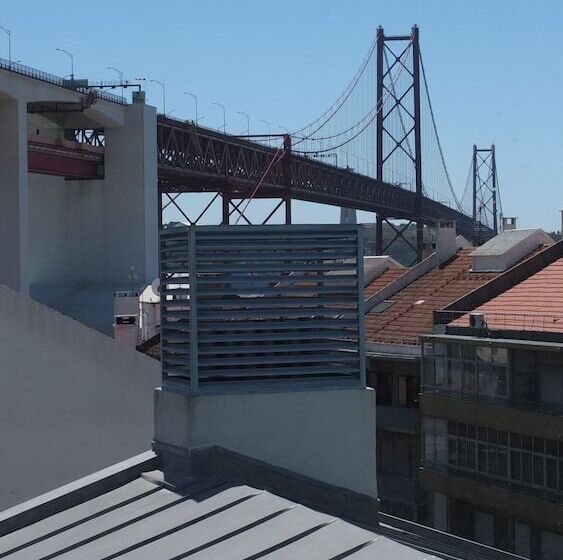 Quiet And Sunny Central Lisbon Apartment