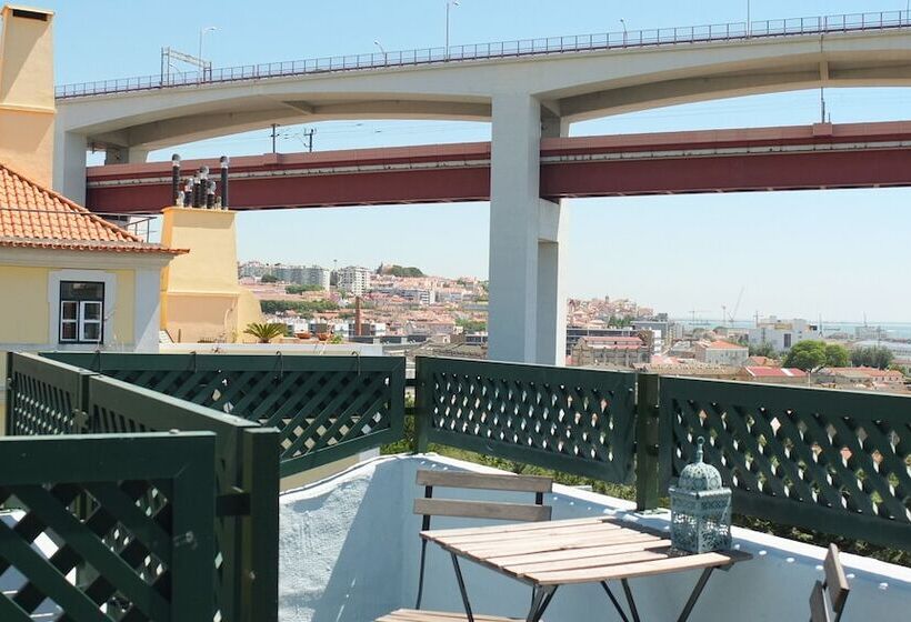 Quiet And Sunny Central Lisbon Apartment