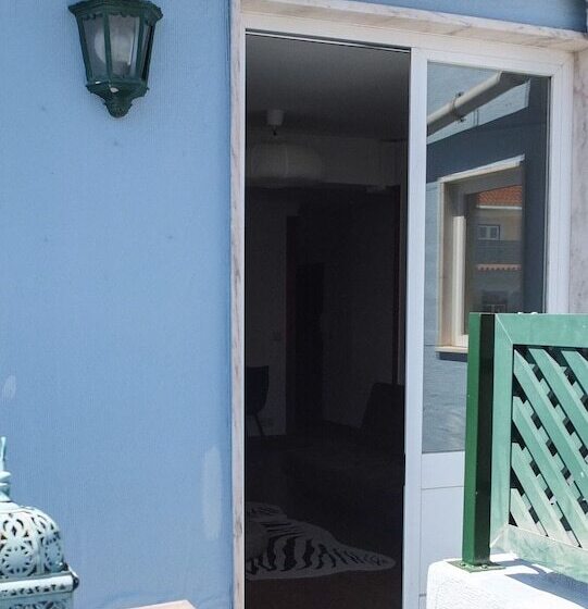 Quiet And Sunny Central Lisbon Apartment