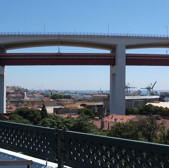 Quiet And Sunny Central Lisbon Apartment