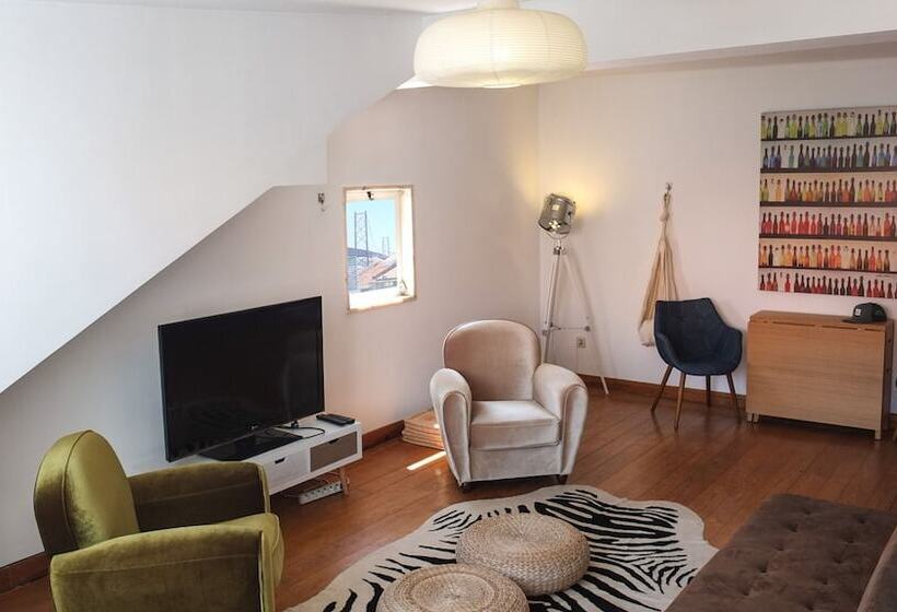 Quiet And Sunny Central Lisbon Apartment