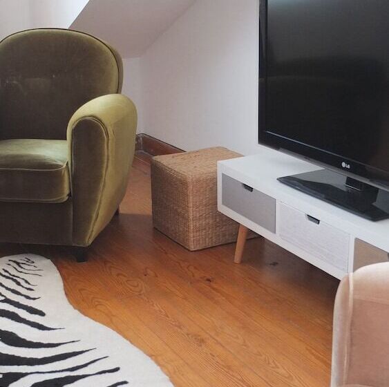 Quiet And Sunny Central Lisbon Apartment