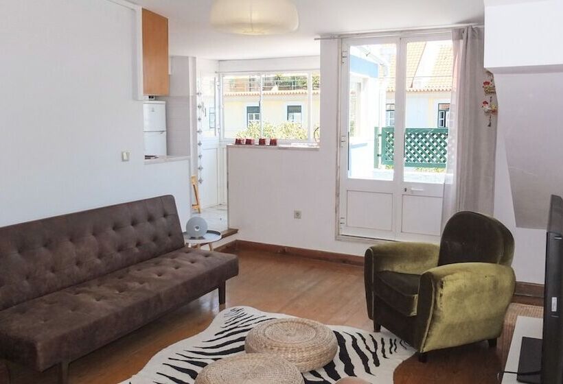 Quiet And Sunny Central Lisbon Apartment