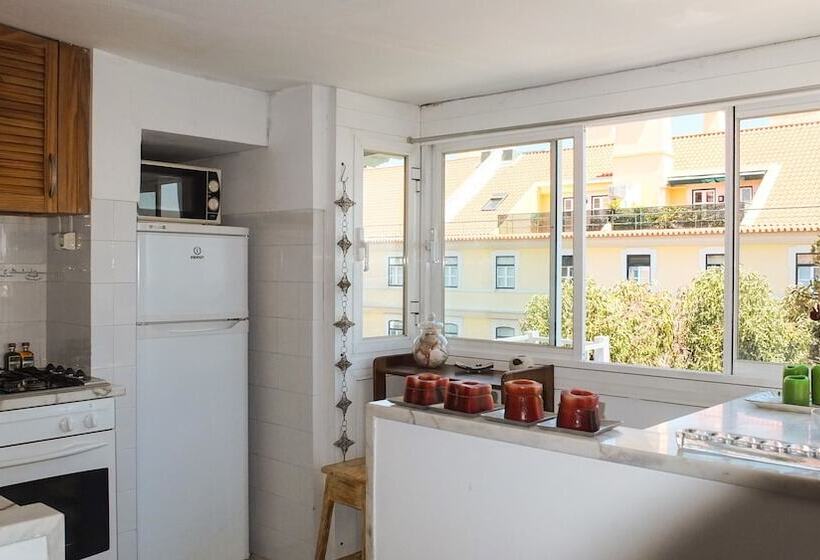 Quiet And Sunny Central Lisbon Apartment