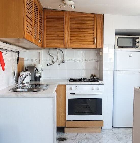 Quiet And Sunny Central Lisbon Apartment