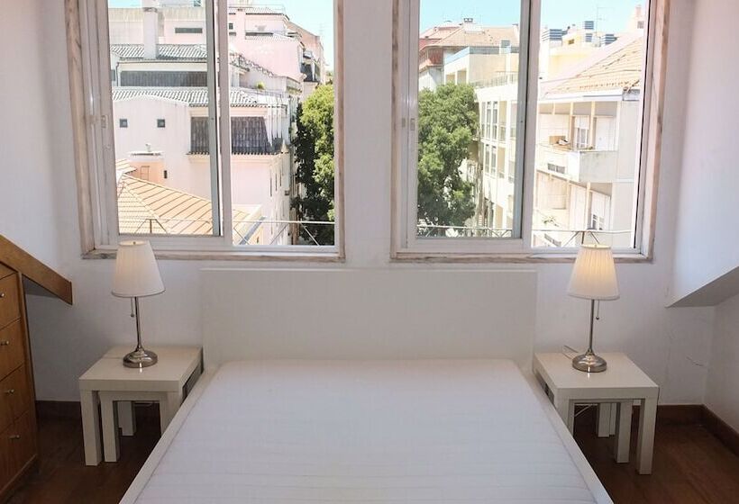 Quiet And Sunny Central Lisbon Apartment