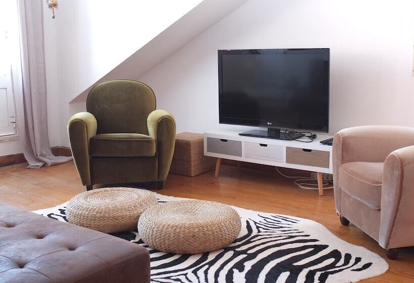 Quiet And Sunny Central Lisbon Apartment