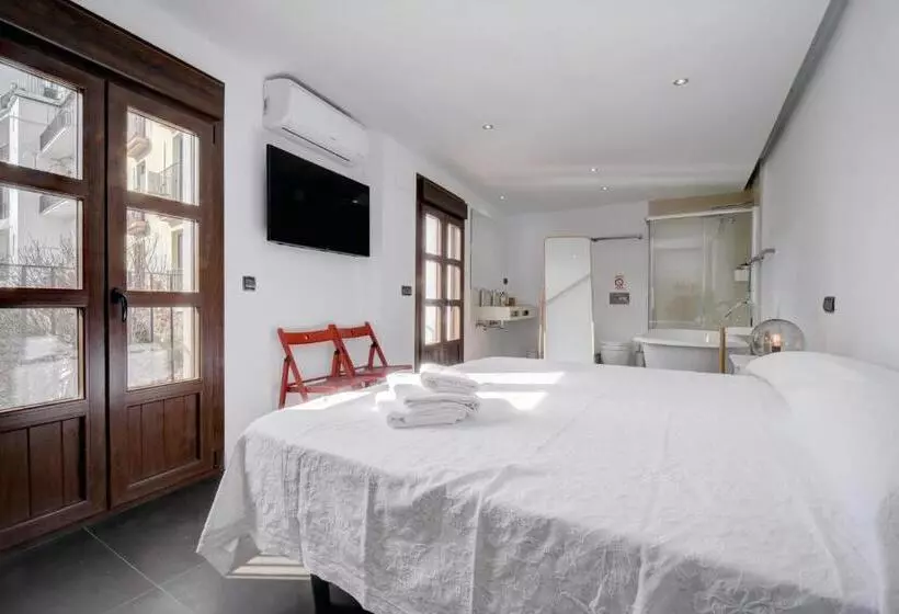 Wonderful Views In Luxury Apartment