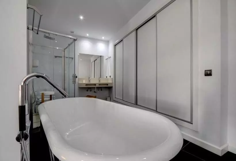 Wonderful Views In Luxury Apartment