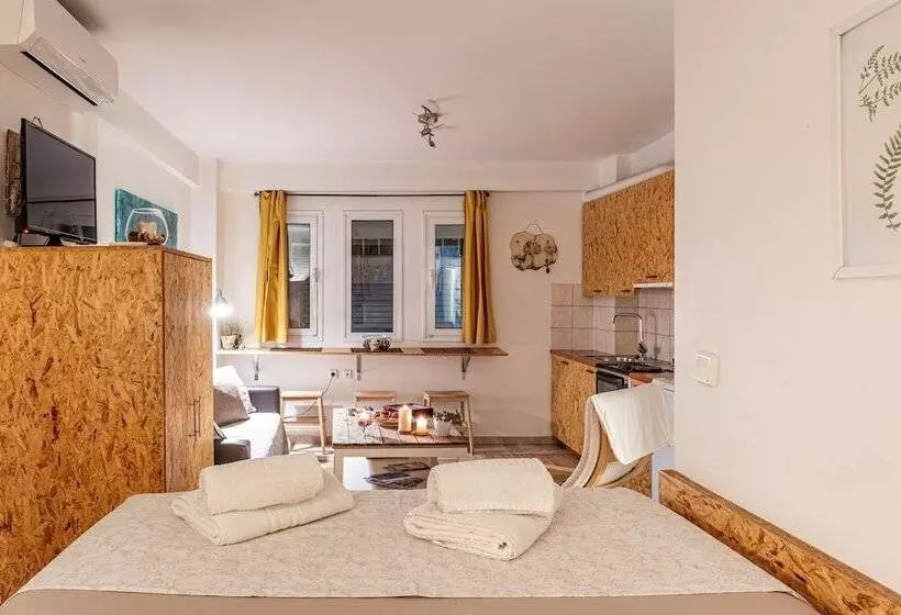 Downtown Yellow Studio   Central Secret Nest