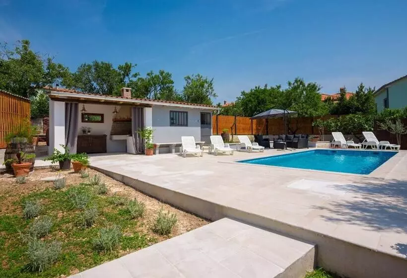 Apartments With Pool 992