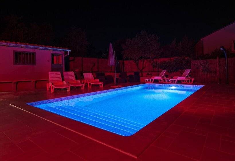 Apartments With Pool 992