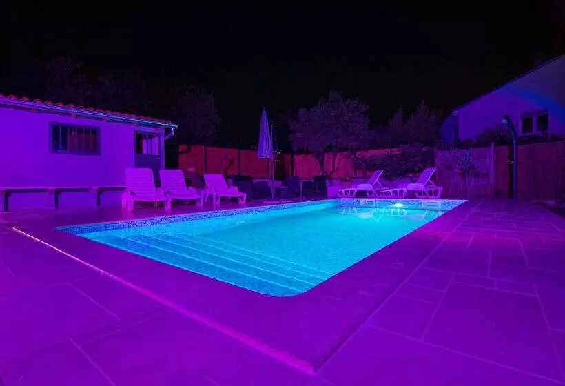 Apartments With Pool 992