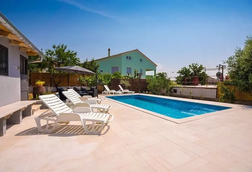 Apartments With Pool 992