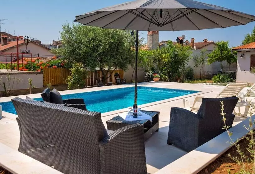 Apartments With Pool 992