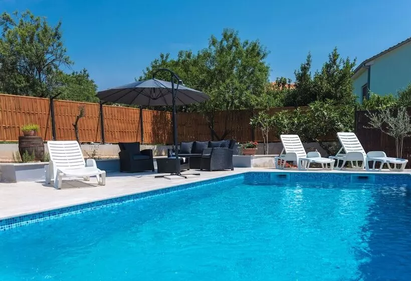 Apartments With Pool 992