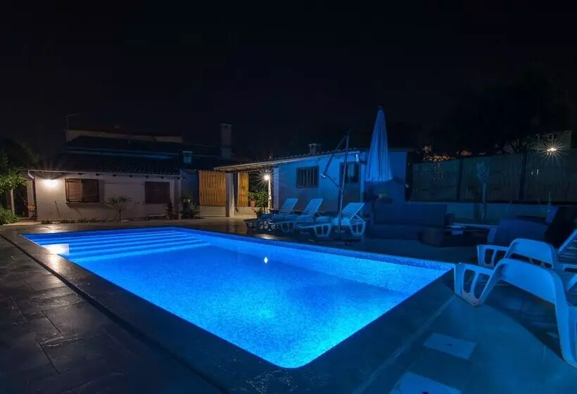 Apartments With Pool 992